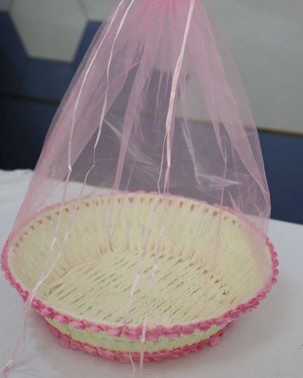 Jumbo size decorative gift hamper