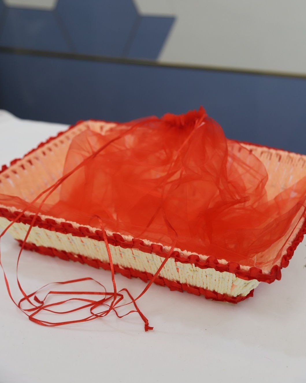 Gift hamper basket for plate decor