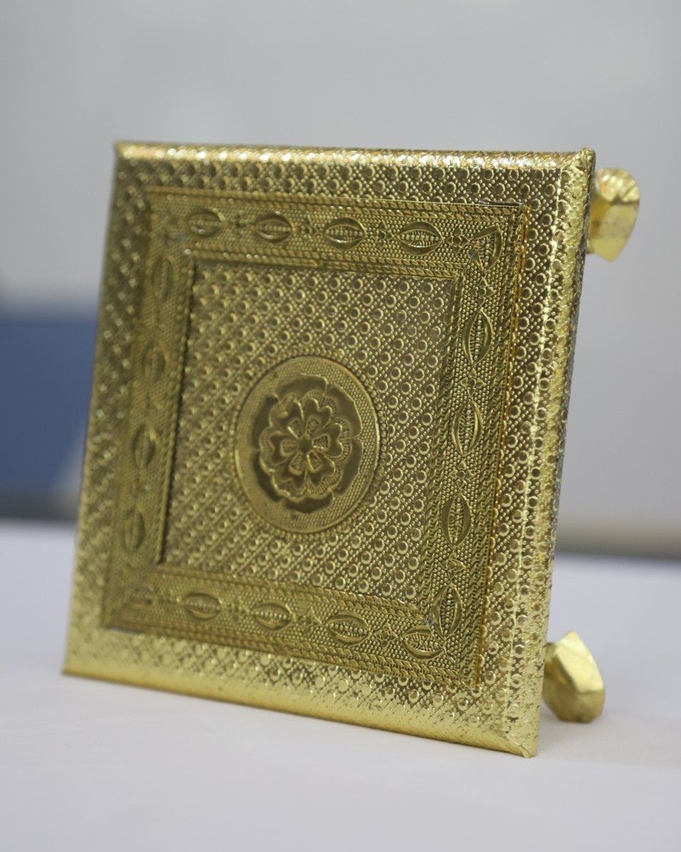 Golden finish wooden manai